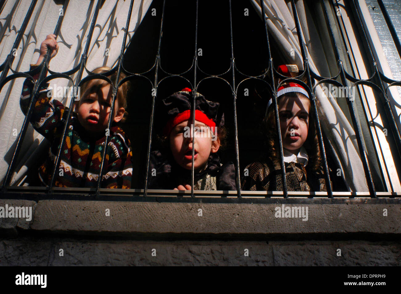 Dic 31, 2008 - Gerusalemme, Israele - celebra la festa ebraica Purim nel complesso Mea Shearim quartiere, Gerusalemme, Israele mercoledì 15 marzo 2006. (Credito Immagine: © Rafael Ben-Ari/camaleonti occhio/ZUMA Press) Foto Stock