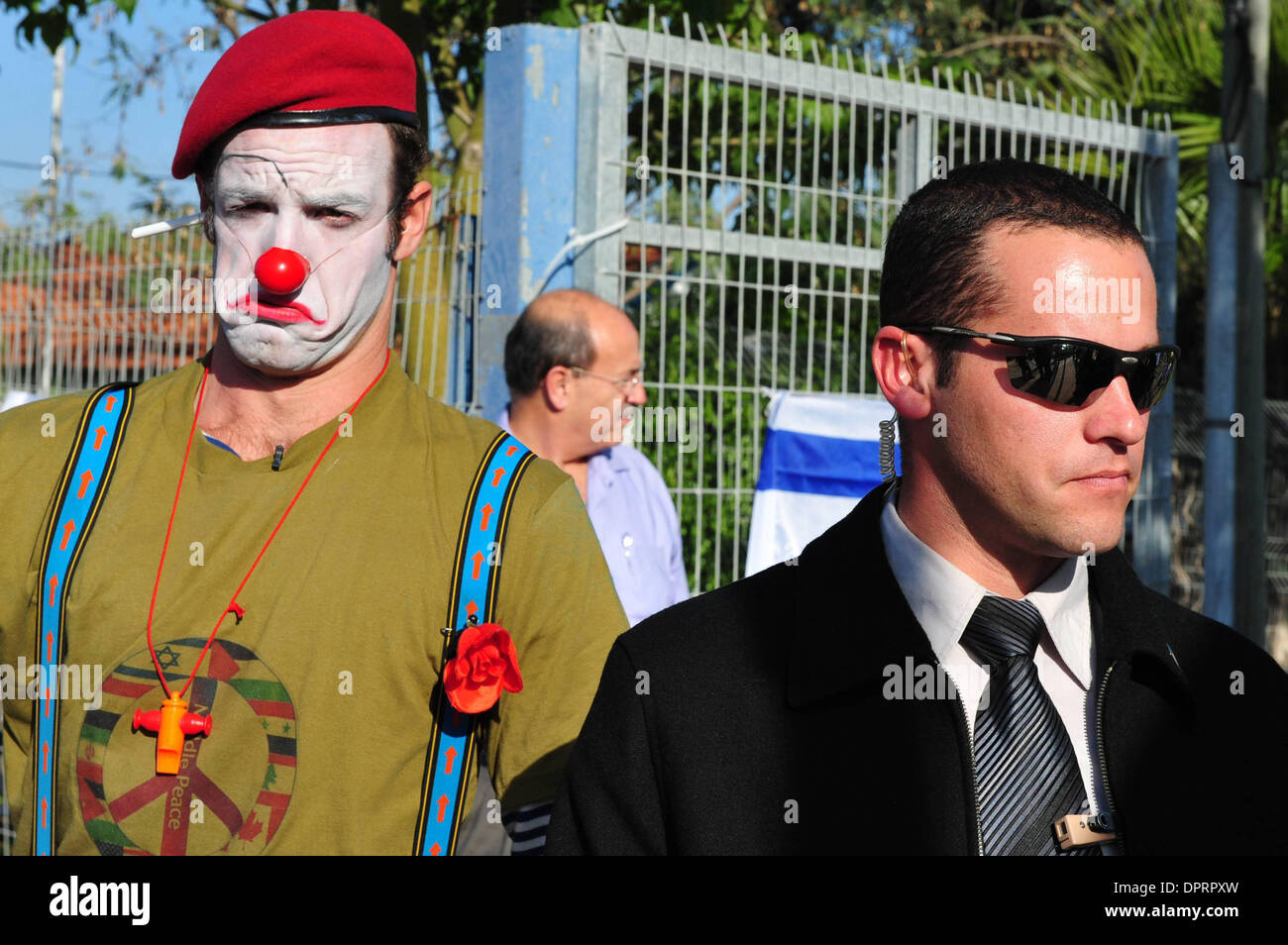 Jan 07, 2009 - Israele - un clown intrattiene i bambini nel sud di Israele. I bambini nel sud di Israele entro un 40km di raggio della striscia di Gaza non possono andare a scuola e che vivono in rifugi di bomba. I bambini sono intrattenuti da parte dell'esercito israeliano, bande, animatori e forze di polizia fornendo loro presenta per passare il tempo. Hamas fired almeno 23 razzi presso la Southern civili israeliane Foto Stock