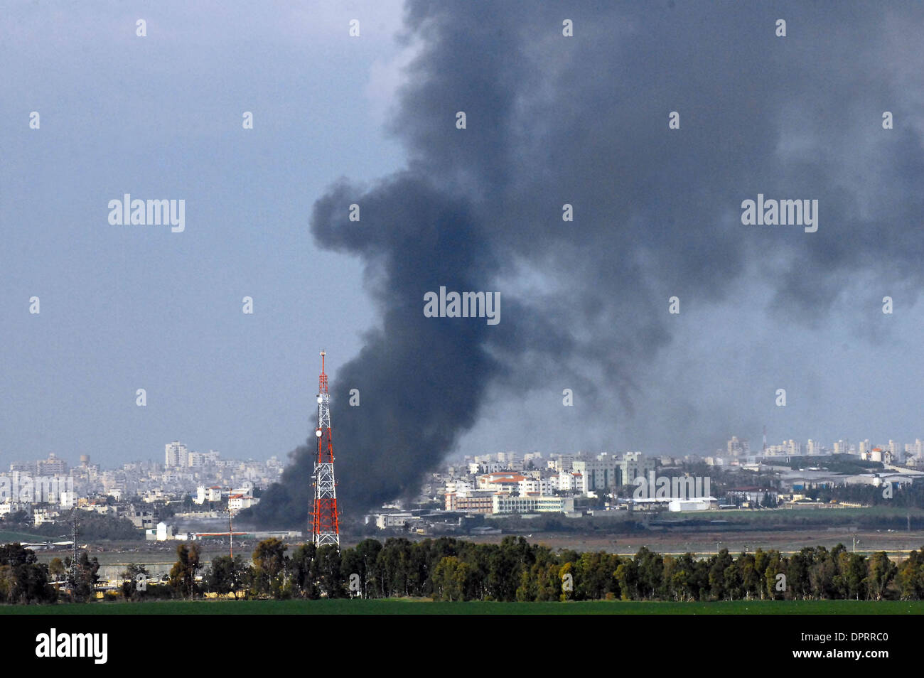 Jan 11, 2009 - Gaza Israele frontiera, Israele - Israele Air Force continua a Target di Hamas nella Striscia di Gaza di Domenica, 11 gennaio 2009. Durante la notte il sabato, IAF aeromobile bombardato oltre 60 obiettivi di Hamas a Gaza, tra cui la casa di Hamas capo militare Ahmed Ja'Abri. (Credito Immagine: © Rafael Ben-Ari/camaleonti occhio/ZUMA Press) Foto Stock