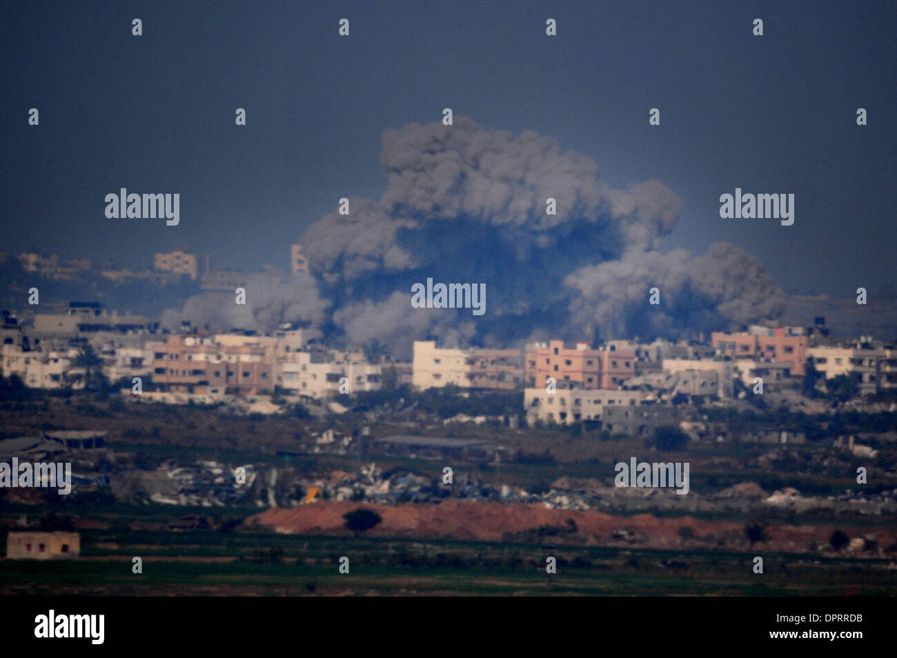 Jan 11, 2009 - Gaza Israele frontiera, Israele - Israele Air Force continua a Target di Hamas nella Striscia di Gaza di Domenica, 11 gennaio 2009. Durante la notte il sabato, IAF aeromobile bombardato oltre 60 obiettivi di Hamas a Gaza, tra cui la casa di Hamas capo militare Ahmed Ja'Abri. (Credito Immagine: © Rafael Ben-Ari/camaleonti occhio/ZUMA Press) Foto Stock