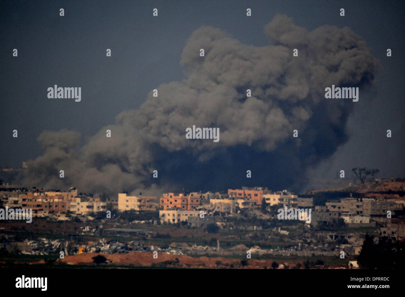 Jan 11, 2009 - Gaza Israele frontiera, Israele - Israele Air Force continua a Target di Hamas nella Striscia di Gaza di Domenica, 11 gennaio 2009. Durante la notte il sabato, IAF aeromobile bombardato oltre 60 obiettivi di Hamas a Gaza, tra cui la casa di Hamas capo militare Ahmed Ja'Abri. (Credito Immagine: © Rafael Ben-Ari/camaleonti occhio/ZUMA Press) Foto Stock
