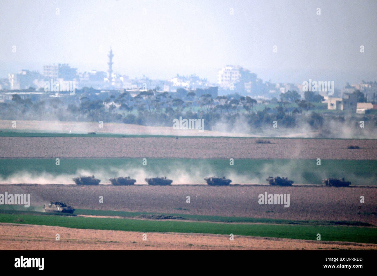 Jan 11, 2009 - Gaza Israele frontiera, Israele - Israele Air Force continua a Target di Hamas nella Striscia di Gaza di Domenica, 11 gennaio 2009. Durante la notte il sabato, IAF aeromobile bombardato oltre 60 obiettivi di Hamas a Gaza, tra cui la casa di Hamas capo militare Ahmed Ja'Abri. (Credito Immagine: © Rafael Ben-Ari/camaleonti occhio/ZUMA Press) Foto Stock