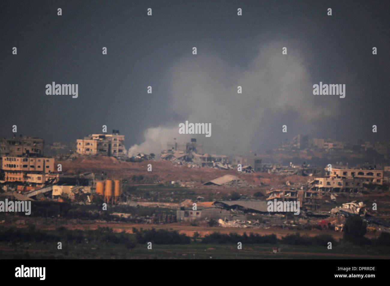 Jan 11, 2009 - Gaza Israele frontiera, Israele - Israele Air Force continua a Target di Hamas nella Striscia di Gaza di Domenica, 11 gennaio 2009. Durante la notte il sabato, IAF aeromobile bombardato oltre 60 obiettivi di Hamas a Gaza, tra cui la casa di Hamas capo militare Ahmed Ja'Abri. (Credito Immagine: © Rafael Ben-Ari/camaleonti occhio/ZUMA Press) Foto Stock