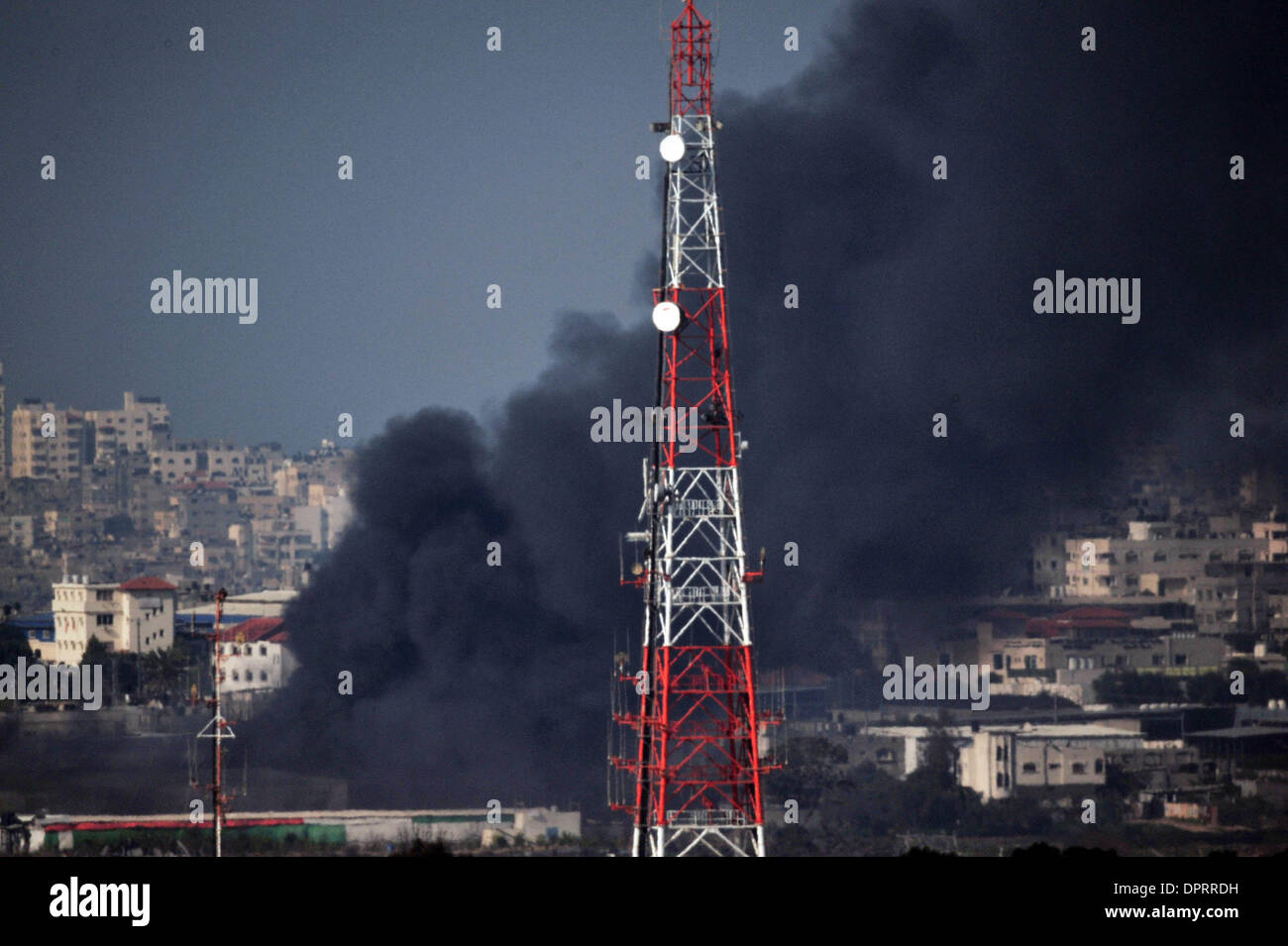 Jan 11, 2009 - Gaza Israele frontiera, Israele - Israele Air Force continua a Target di Hamas nella Striscia di Gaza di Domenica, 11 gennaio 2009. Durante la notte il sabato, IAF aeromobile bombardato oltre 60 obiettivi di Hamas a Gaza, tra cui la casa di Hamas capo militare Ahmed Ja'Abri. (Credito Immagine: © Rafael Ben-Ari/camaleonti occhio/ZUMA Press) Foto Stock
