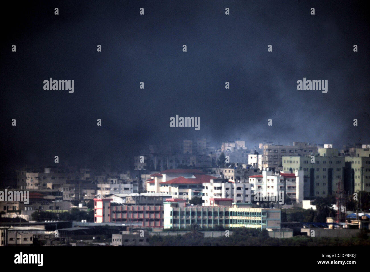 Jan 11, 2009 - Gaza Israele frontiera, Israele - Israele Air Force continua a Target di Hamas nella Striscia di Gaza di Domenica, 11 gennaio 2009. Durante la notte il sabato, IAF aeromobile bombardato oltre 60 obiettivi di Hamas a Gaza, tra cui la casa di Hamas capo militare Ahmed Ja'Abri. (Credito Immagine: © Rafael Ben-Ari/camaleonti occhio/ZUMA Press) Foto Stock