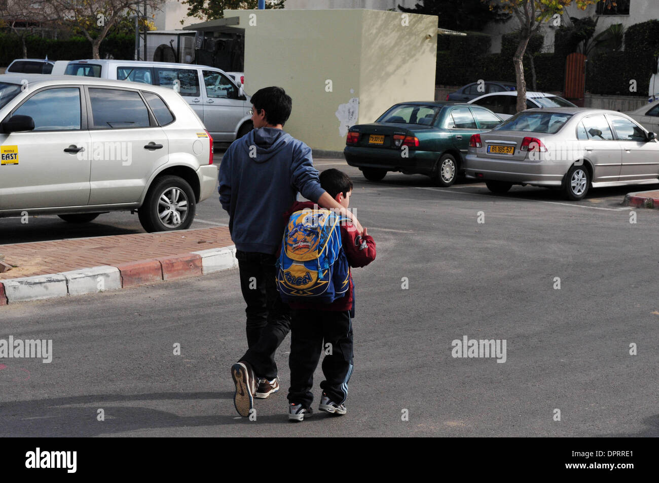 Jan 11, 2009 - sderot, Israele - i bambini fanno il loro modo a scuola per il primo giorno a partire dall'inizio di Israele il funzionamento nella Striscia di Gaza in Sderot domenica 11 gennaio, 2009. La casa di comando anteriore aveva dato le autorità locali nel Sud la luce verde per riaprire gradualmente le scuole questa settimana e Beersheba studenti per i loro esami sono state per tornare alle classi su S Foto Stock