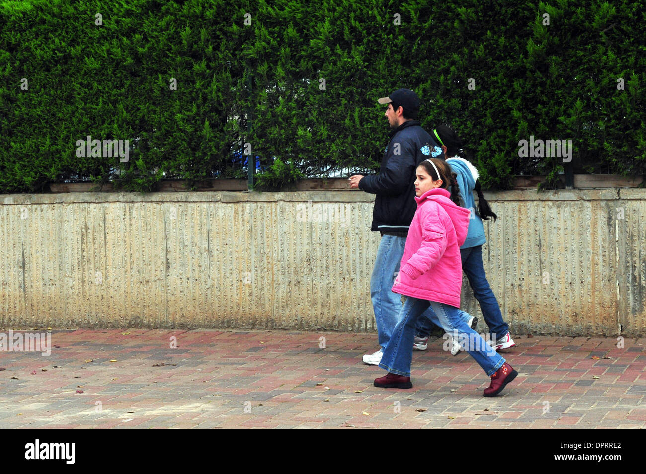 Jan 11, 2009 - sderot, Israele - i bambini fanno il loro modo a scuola per il primo giorno a partire dall'inizio di Israele il funzionamento nella Striscia di Gaza in Sderot domenica 11 gennaio, 2009. La casa di comando anteriore aveva dato le autorità locali nel Sud la luce verde per riaprire gradualmente le scuole questa settimana e Beersheba studenti per i loro esami sono state per tornare alle classi su S Foto Stock