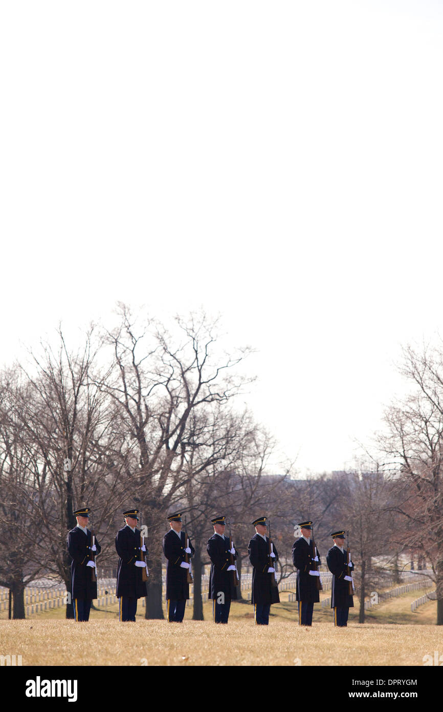 Febbraio 25, 2009 - Arlington, Virginia, Stati Uniti - Una vecchia guardia sparando partito saluta durante un funerale presso il Cimitero Nazionale di Arlington. (Credito Immagine: © Kate Karwan Burgess/ZUMAPRESS.com) Foto Stock