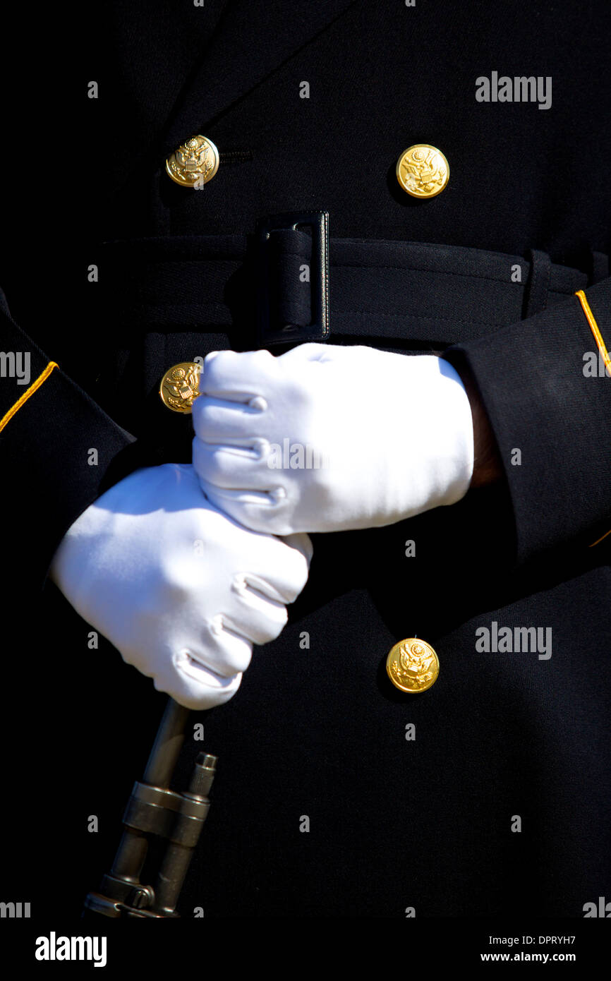 Febbraio 25, 2009 - Arlington, Virginia, Stati Uniti - Una vecchia guardia è uniforme indossata da un fuoco membro del partito presso il Cimitero Nazionale di Arlington. (Credito Immagine: © Kate Karwan Burgess/ZUMAPRESS.com) Foto Stock