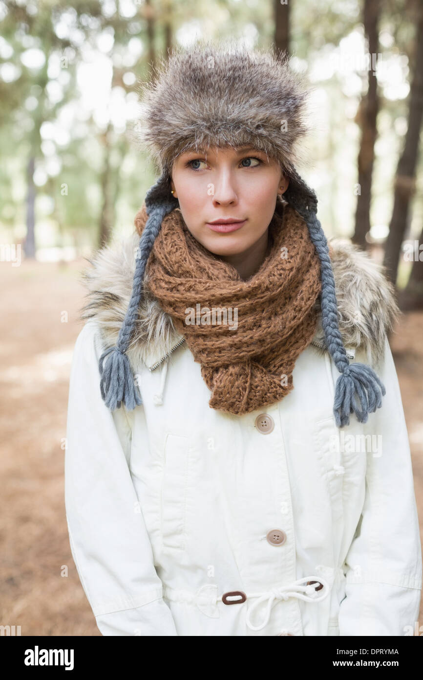 Donna che indossa cappello di pelliccia con sciarpa di lana e una giacca di  boschi Foto stock - Alamy