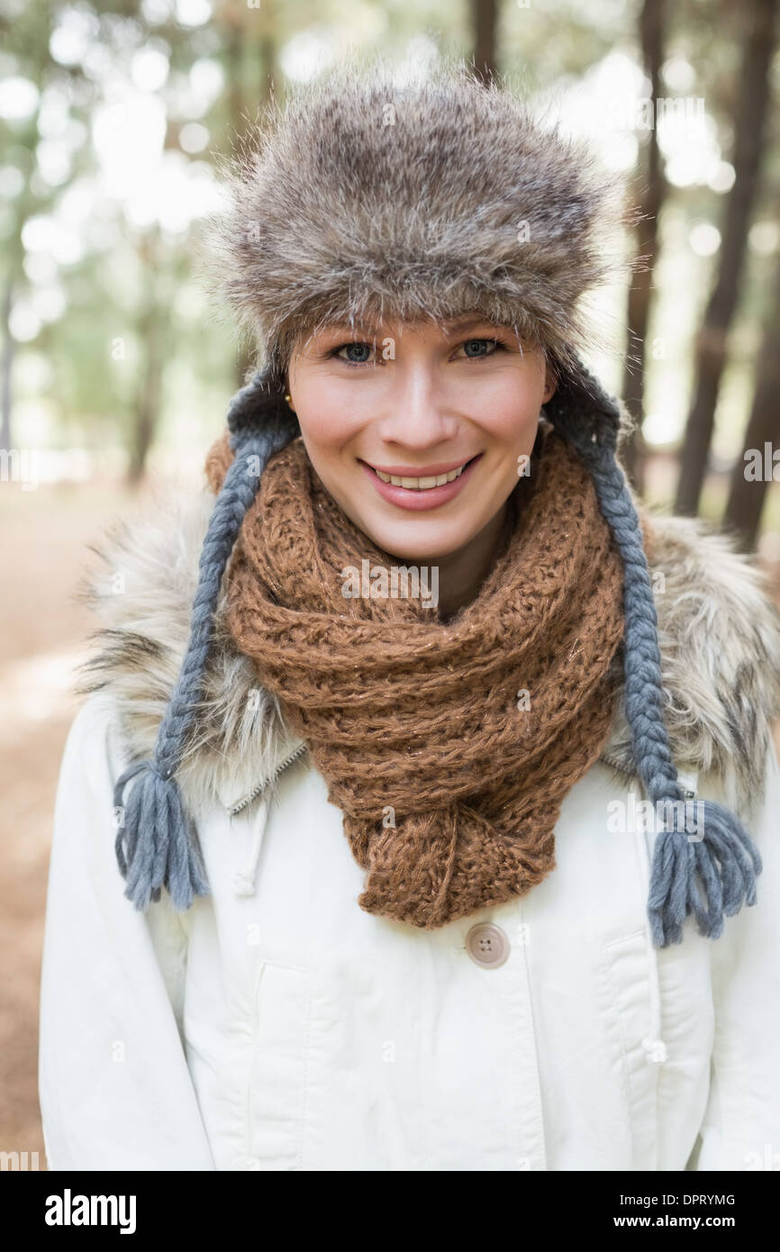 Bella donna che indossa cappello di pelliccia con sciarpa di lana e una  giacca di boschi Foto stock - Alamy
