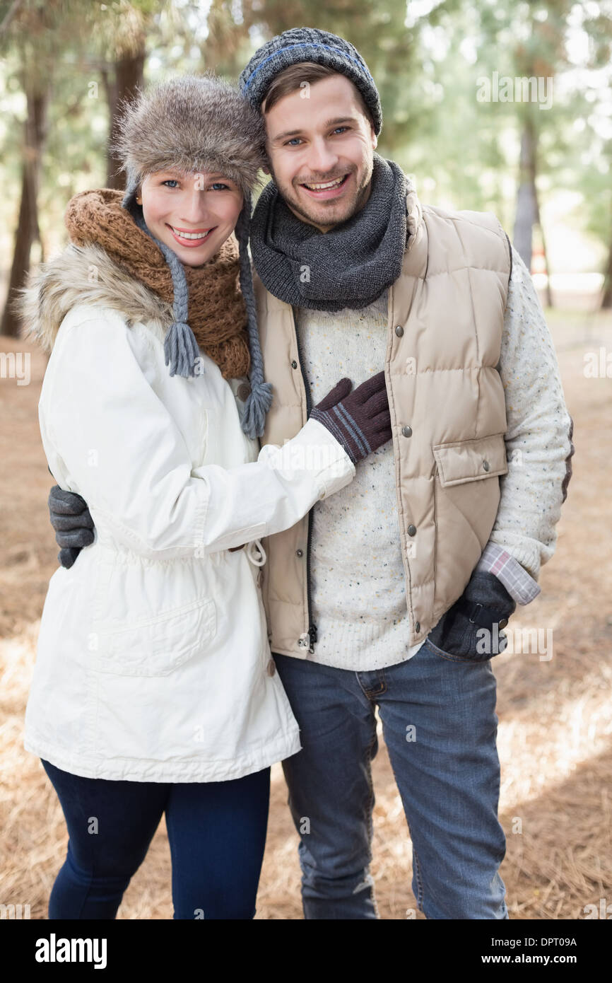 Allegro giovane in abbigliamento invernale nel bosco Foto Stock