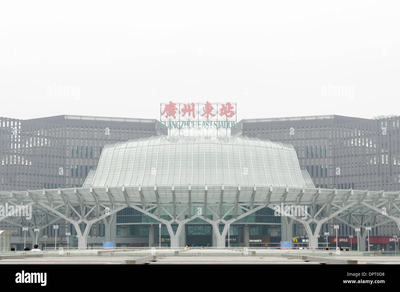 Molto moderna cinese la stazione ferroviaria che serve le ferrovie ad alta velocità Foto Stock