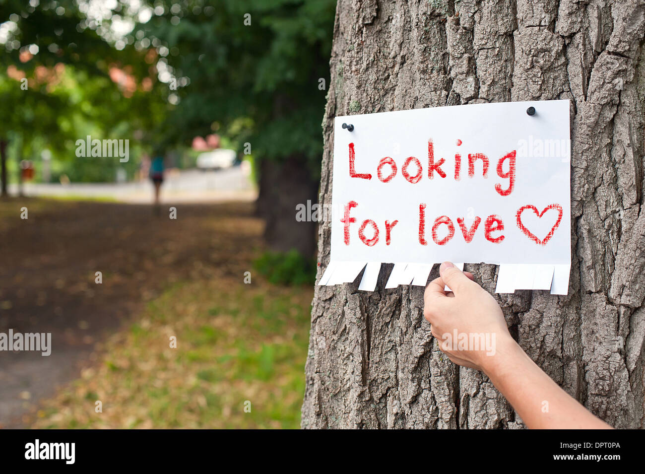 Raccolta a mano una parte di annuncio con ricerca di amore iscrizione Foto Stock