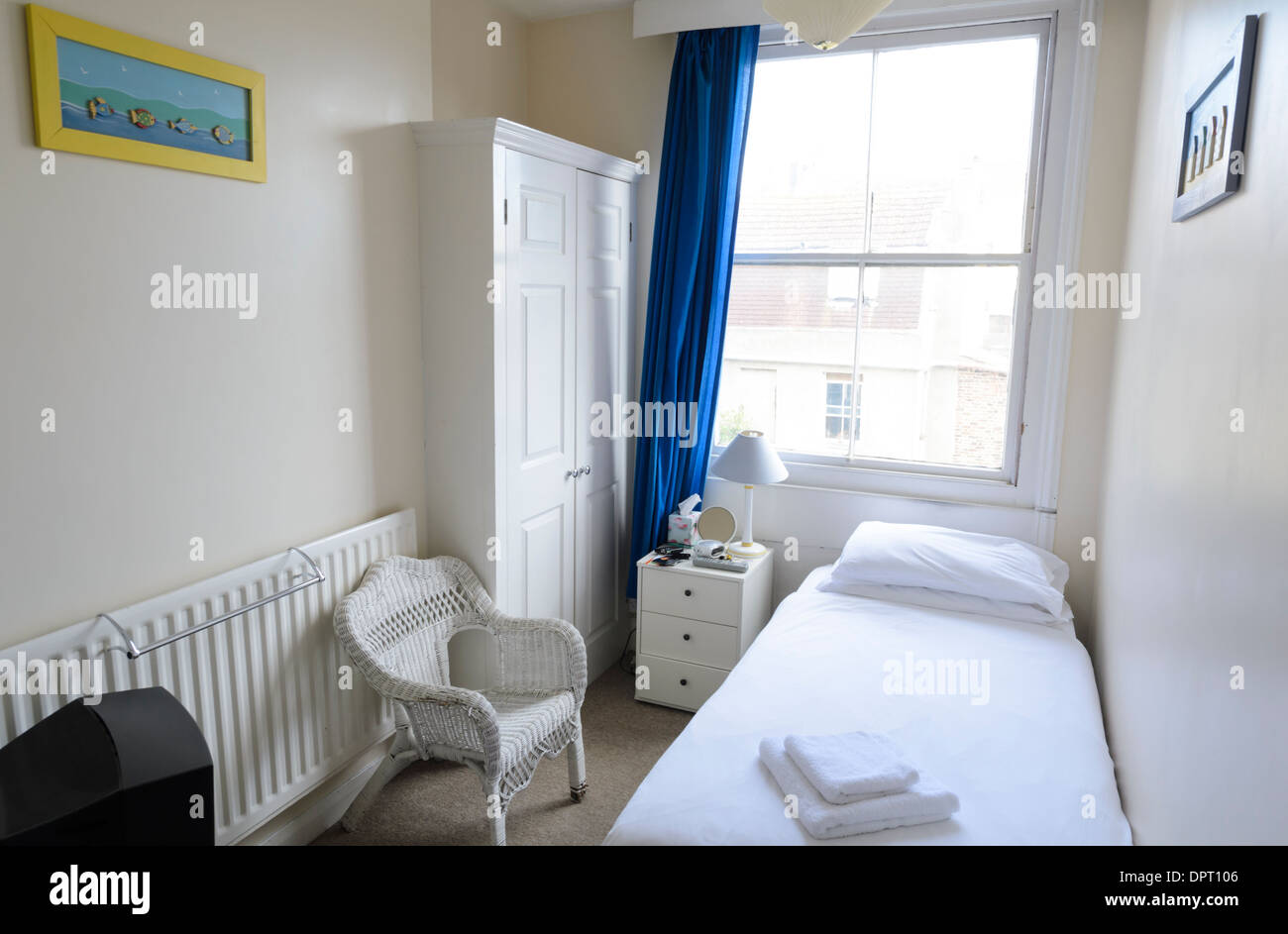 All'interno di una tipica località camera da letto in una pensione, bed and breakfast o piccolo albergo in un inglese città balneare. Foto Stock