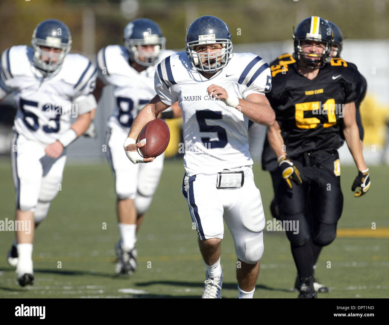 Marin della Cattolica running back Duysen Jack (5) corre con la palla sul suo modo per la zona di estremità contro il vescovo O'Dowd nel primo trimestre di una costa Nord Sezione divisione III secondo round game al Vescovo O'Dowd campo di calcio a Oakland, in California, sabato 9 novembre 29, 2008. Marin Catholic terminato il primo semestre con una vittoria parziale di 28-0 oltre O'Dowd. (Ray Chavez/personale) Foto Stock
