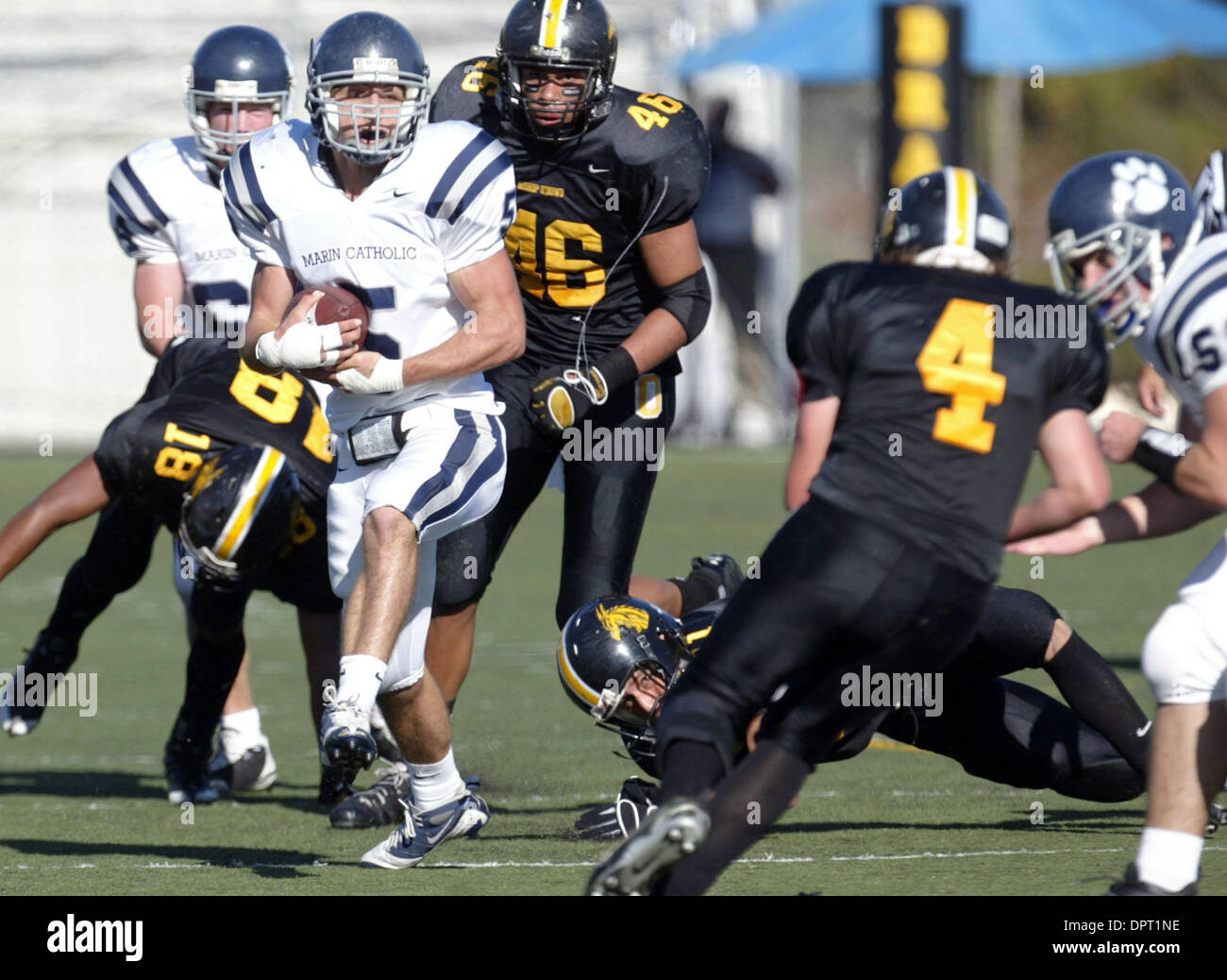 Marin della Cattolica running back Duysen Jack (5) corre con la palla come egli trova il modo per la zona di estremità contro il vescovo O'Dowd nel primo trimestre di una costa Nord Sezione divisione III secondo round game al Vescovo O'Dowd campo di calcio a Oakland, in California, sabato 9 novembre 29, 2008. Marin Catholic terminato il primo semestre con una vittoria parziale di 28-0 oltre O'Dowd. (Ray Chavez/personale) Foto Stock
