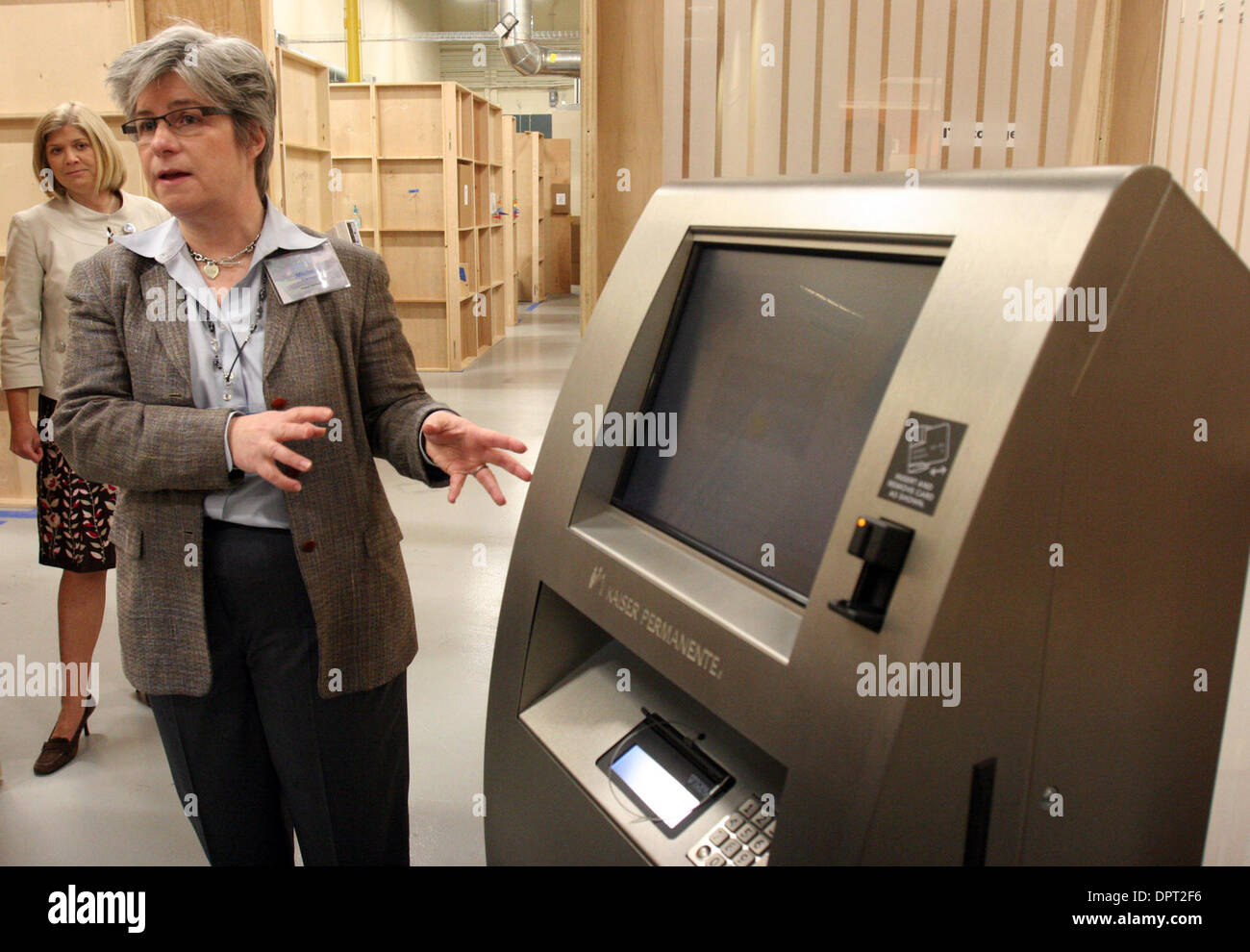 Michele Flanagin, Kaiser Permanente è vice presidente di sistemi di consegna strategia, punti per il fornitore di assistenza sanitaria il chiosco self service che viene testato in Sidney R. Garfield Health Care Innovation Center micro-clinic Mercoledì, 4 febbraio 2009, in San Leandro, California La Garfield center utilizza mock ospedale e cliniche di test high tech dispositivi in ambienti reali. (Eun Chu/St Foto Stock