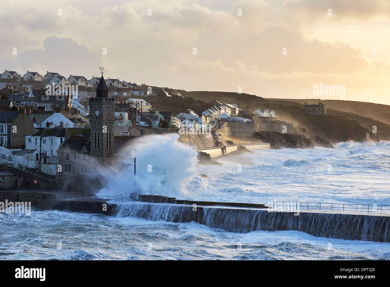 Enormi onde generate dalle tempeste invernali ha colpito il Cornish costa al Porto di Porthleven Foto Stock
