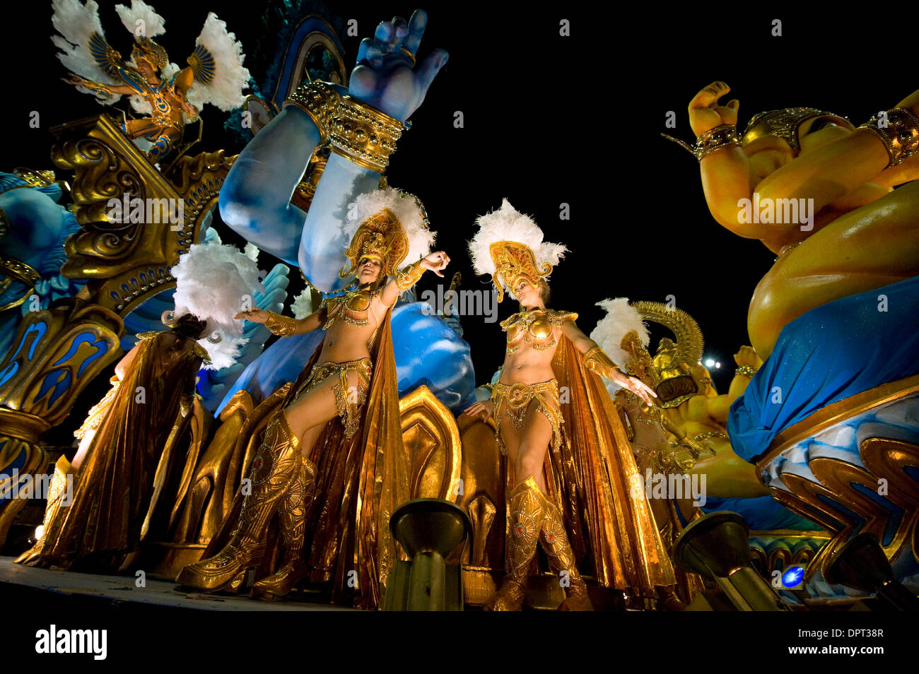 Feb 28, 2009 - Gualeguaychu, Buenos Aires, Argentina - ballerini cavalcare uno stadio Kamarr come si muove attraverso il Corsodromo durante il carnevale di Gualeguaychu, Argentina. (Credito Immagine: © Caitlin M Kelly/ZUMA Press) Foto Stock