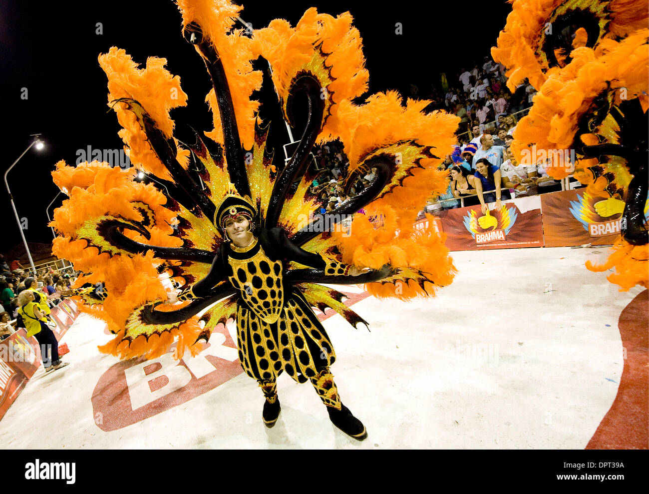 Feb 28, 2009 - Gualeguaychu, Buenos Aires, Argentina - un ballerino con Mari Mari si muove attraverso il Corsodromo durante il carnevale di Gualeguaychu, Argentina. (Credito Immagine: © Caitlin M Kelly/ZUMA Press) Foto Stock