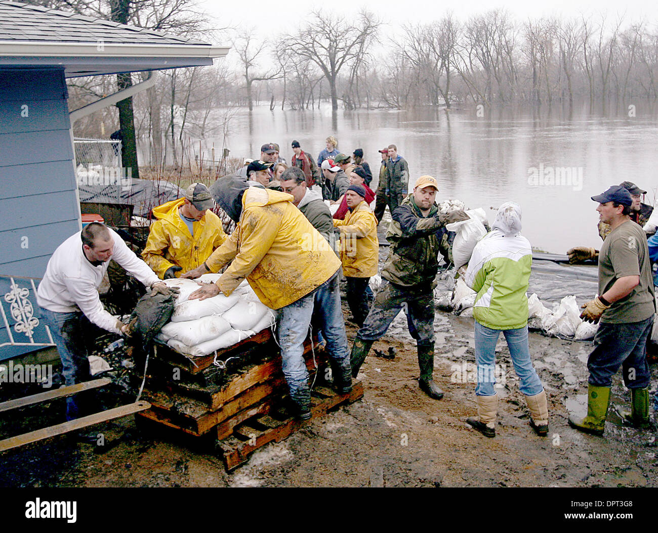 Mar 23, 2009 - Breckenridge, Minnesota, Stati Uniti d'America - Area studenti e altri volontari costruire dighe in abitazioni lungo la Lontra di fiume di coda in Breckenridge. Il servizio meteorologico nazionale è la previsione di una cresta tommorrrow, 3/24 dopo l'area Wahpeton-Breckenridge avuto fino a tre centimetri di pioggia la domenica sera e il lunedì mattina. (Credito Immagine: © Bruce scadente/ZUMA Press) Foto Stock