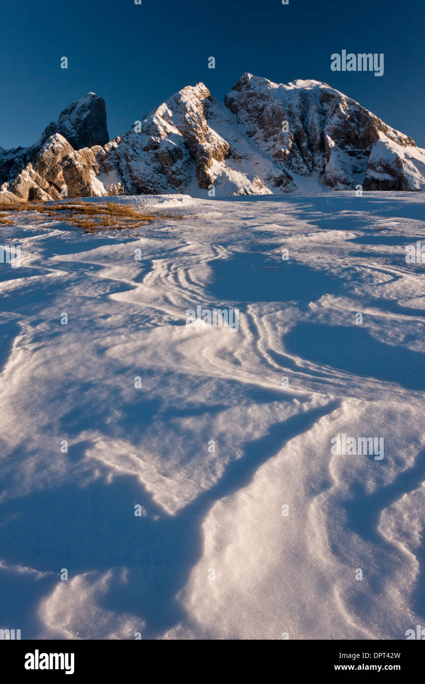 Cerca in autunno fresca neve verso Monte Cernera (2657m), al di sopra del Passo Giau, Dolomiti, Italia. Foto Stock