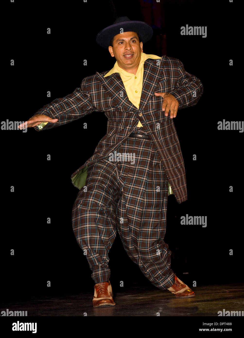 Apr 14, 2009 - Las Vegas, Nevada, Stati Uniti d'America - un modello di danze in un zoot suit durante la Viva Las Vegas fashion show. Ora nel suo dodicesimo anno, Viva Las Vegas, che richiama partecipanti da tutto il mondo, è un periodo annuale di 4 giorno rockabilly festival che celebra la musica, abbigliamento, auto e lo stile di vita della metà del secolo in America. (Credito Immagine: © Brian Cahn/ZUMA Press) Foto Stock