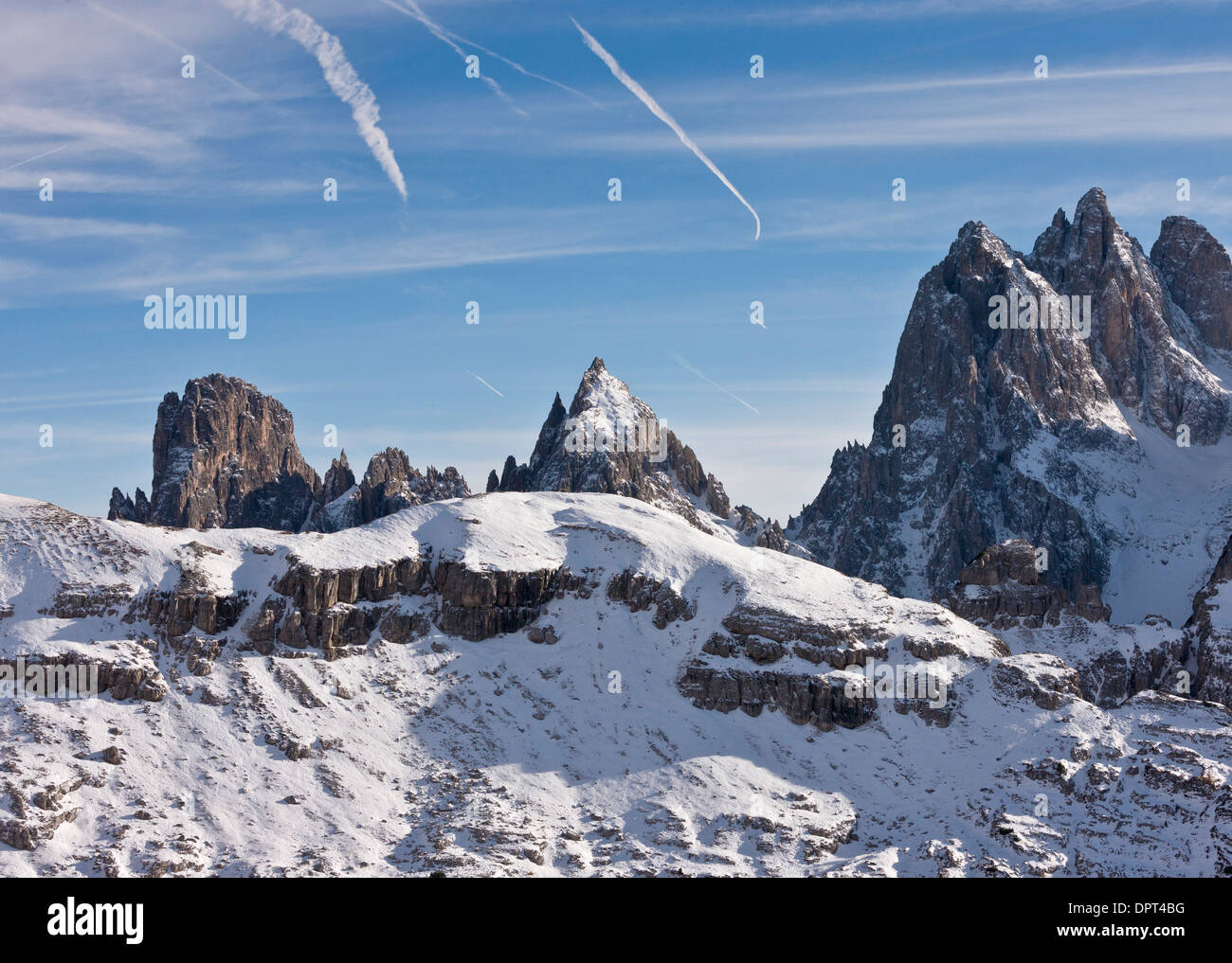 I Cadini di Misurina da nord in autunno, dopo la prima neve, con sentieri a getto; Dolomiti, nord Italia. Foto Stock
