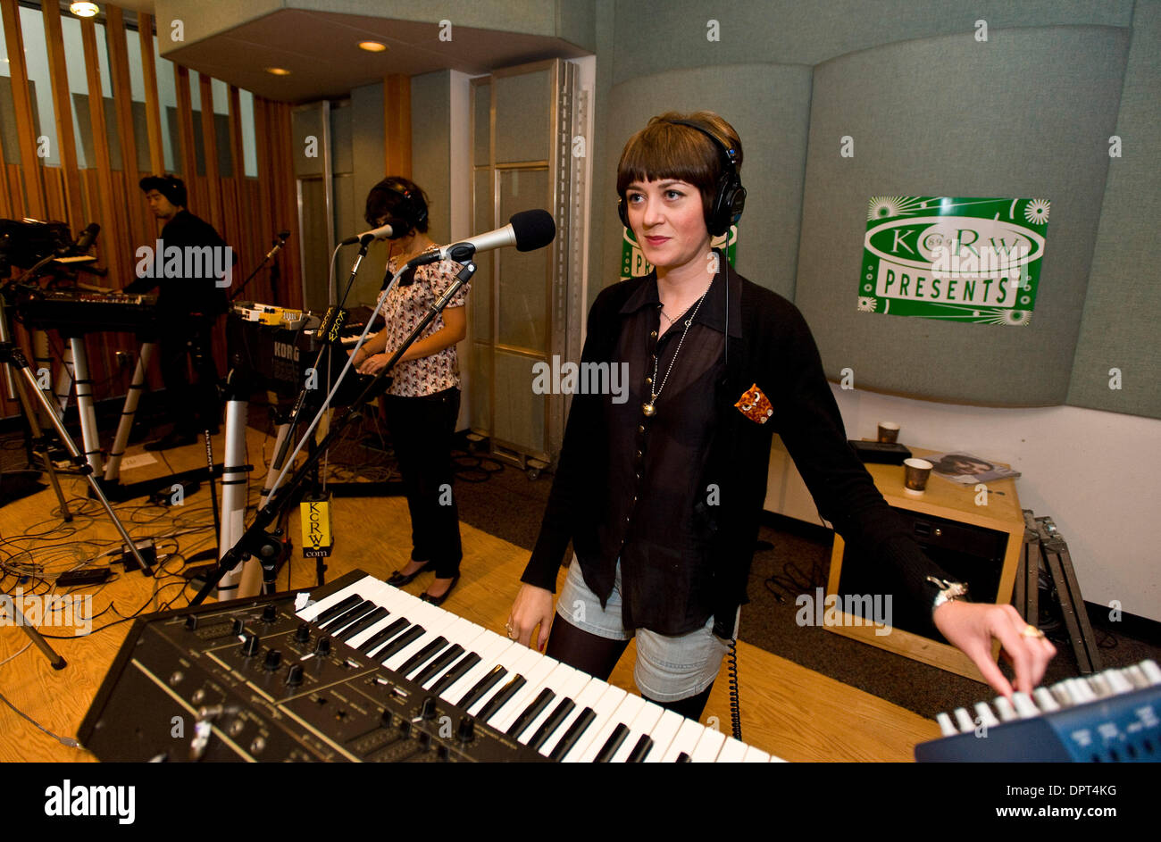 Apr 27, 2009 - Santa Monica, California, Stati Uniti d'America - HELEN MARNIE, cantante per Ladytron, durante il controllo del suono per un vivere, in set di studio la mattina diventa spettacolo eclettico alla stazione radio KCRW. (Credito Immagine: © Brian Cahn/ZUMA Press) Foto Stock