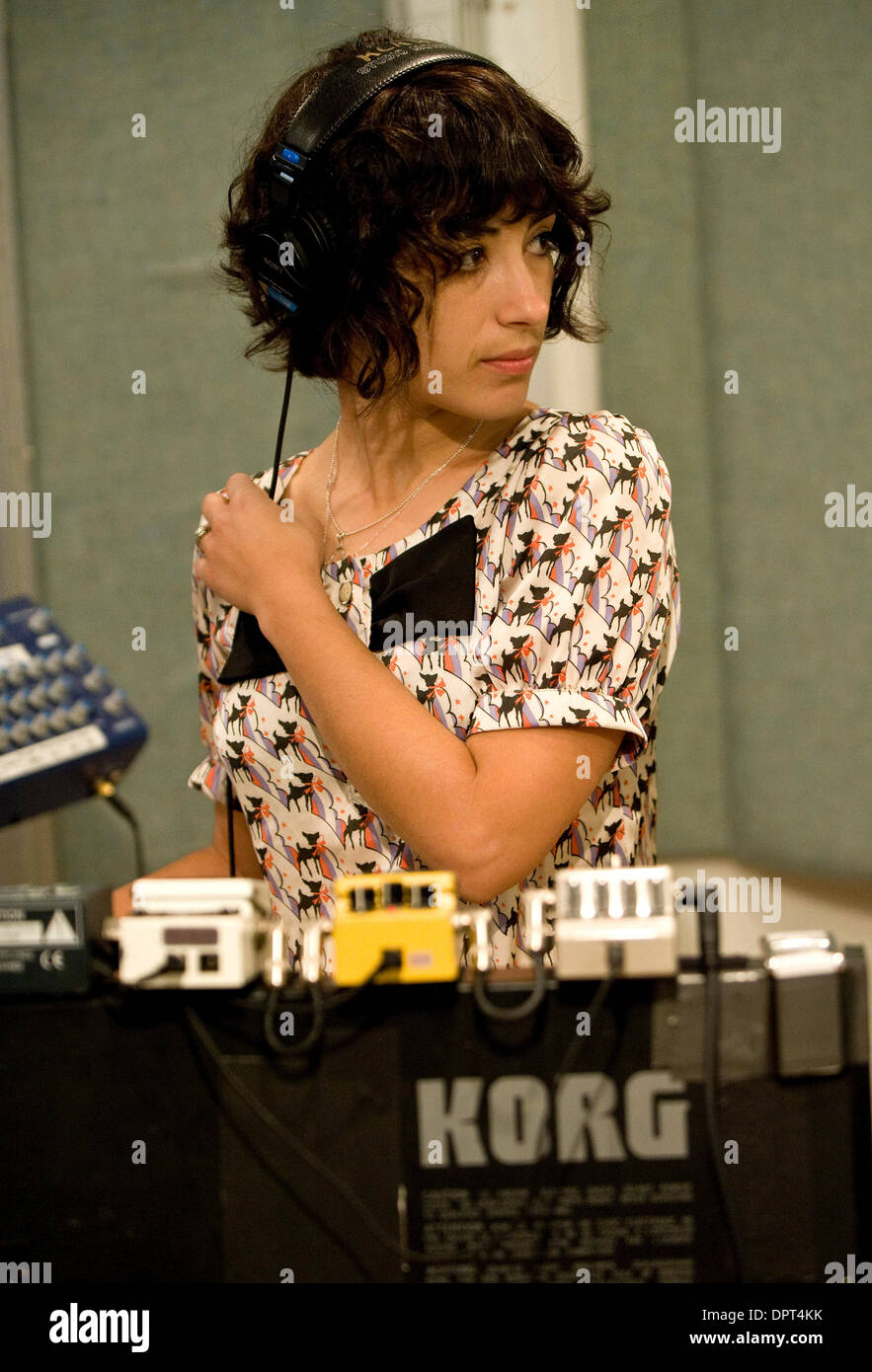 Apr 27, 2009 - Santa Monica, California, Stati Uniti d'America - MIRA AROYO di Ladytron, durante il controllo del suono per un vivere, in set di studio la mattina diventa spettacolo eclettico alla stazione radio KCRW. (Credito Immagine: © Brian Cahn/ZUMA Press) Foto Stock