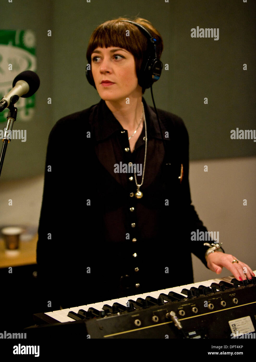 Apr 27, 2009 - Santa Monica, California, Stati Uniti d'America - HELEN MARNIE, cantante per Ladytron, durante il controllo del suono per un vivere, in set di studio la mattina diventa spettacolo eclettico alla stazione radio KCRW. (Credito Immagine: © Brian Cahn/ZUMA Press) Foto Stock