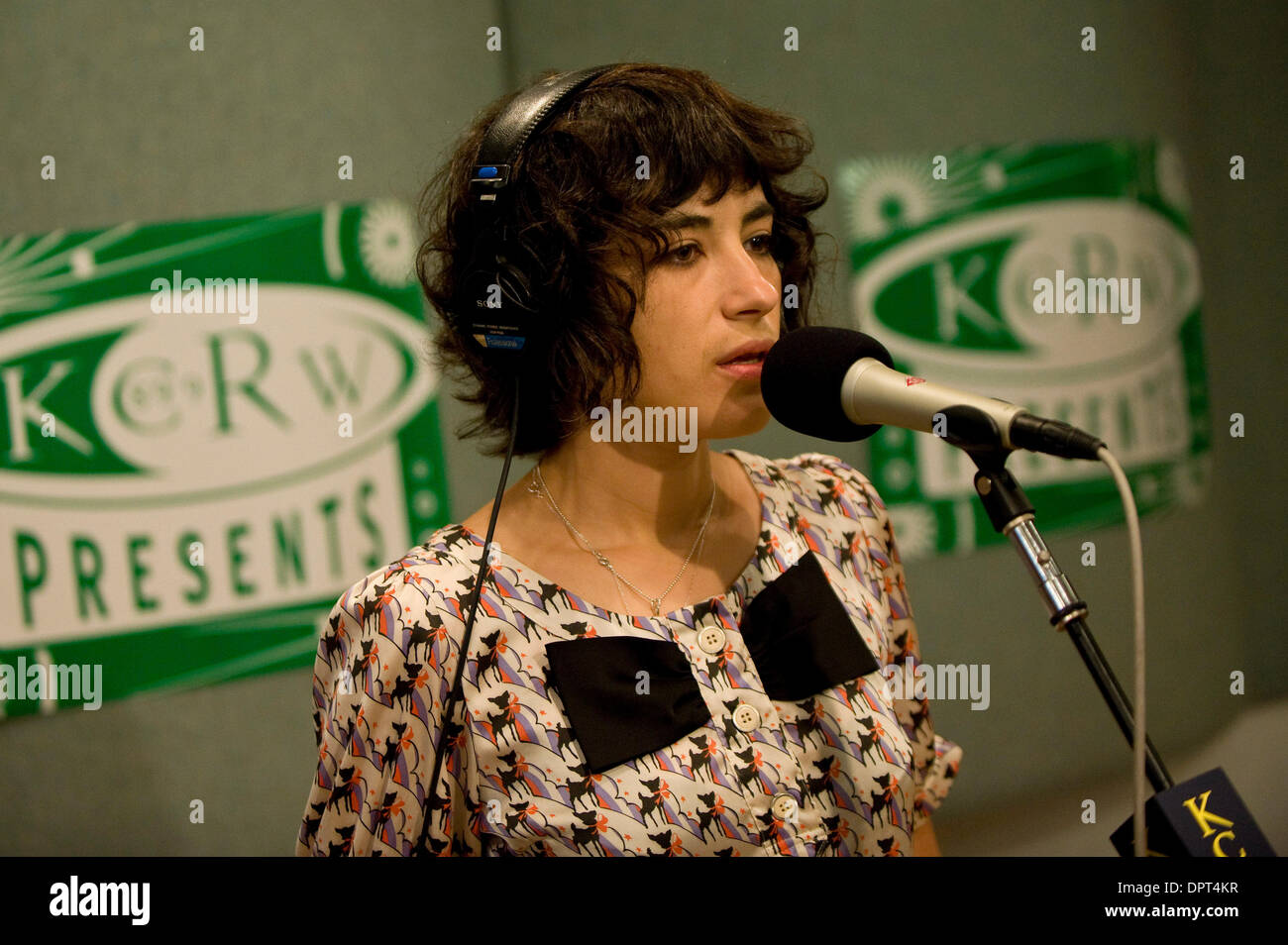 Apr 27, 2009 - Santa Monica, California, Stati Uniti d'America - MIRA AROYO di Ladytron, durante il controllo del suono per un vivere, in set di studio la mattina diventa spettacolo eclettico alla stazione radio KCRW. (Credito Immagine: © Brian Cahn/ZUMA Press) Foto Stock