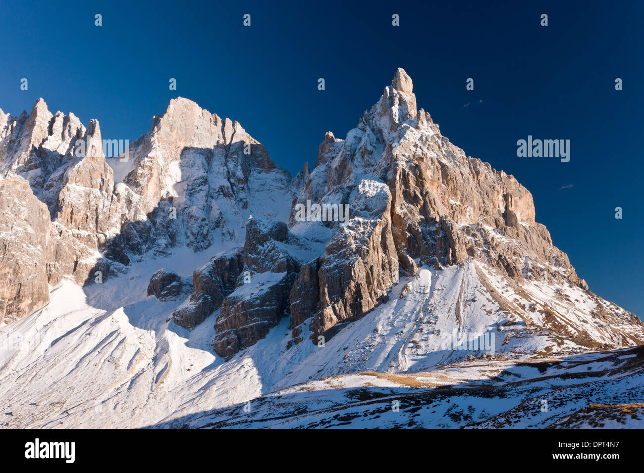 Montagne sopra il Passo Rolle, il Cimon della Pala, in autunno dopo la prima neve; Dolomiti, nord Italia. Foto Stock