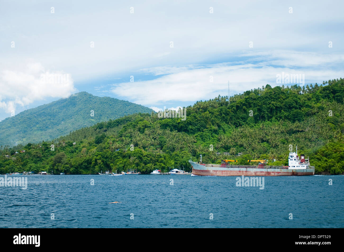 Tanker che viaggia lungo Lembeh strait, Sulewesi del Nord, Indonesia. Foto Stock