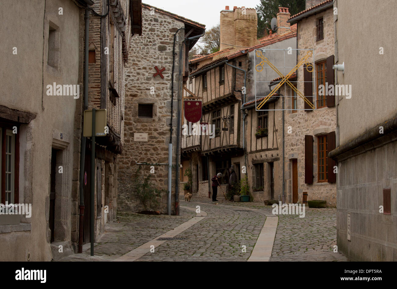 Rue de la Vau Saint-Jacques (Chemin de Saint-Jacques de Compostelle), Parthenay, Francia Foto Stock