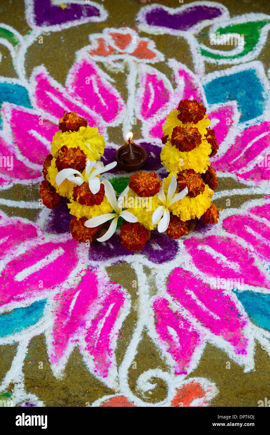 Rangoli festival di polvere colorata design e petali di fiori in un Indiano street Foto Stock