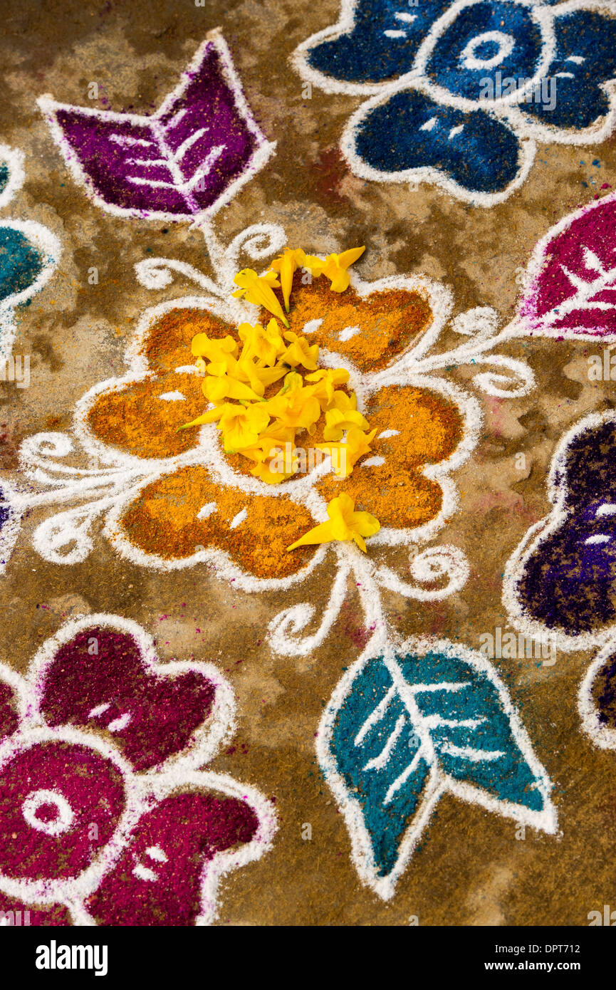 Rangoli festival di polvere colorata design e petali di fiori in un Indiano street Foto Stock