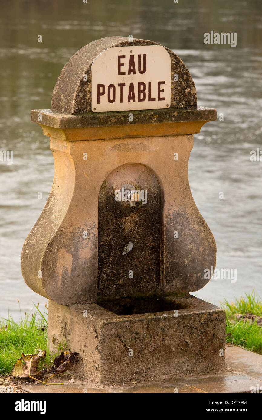 'Drinking acqua' (eau potabile) in La Roque-Gageac, Dordogne, Francia Foto Stock