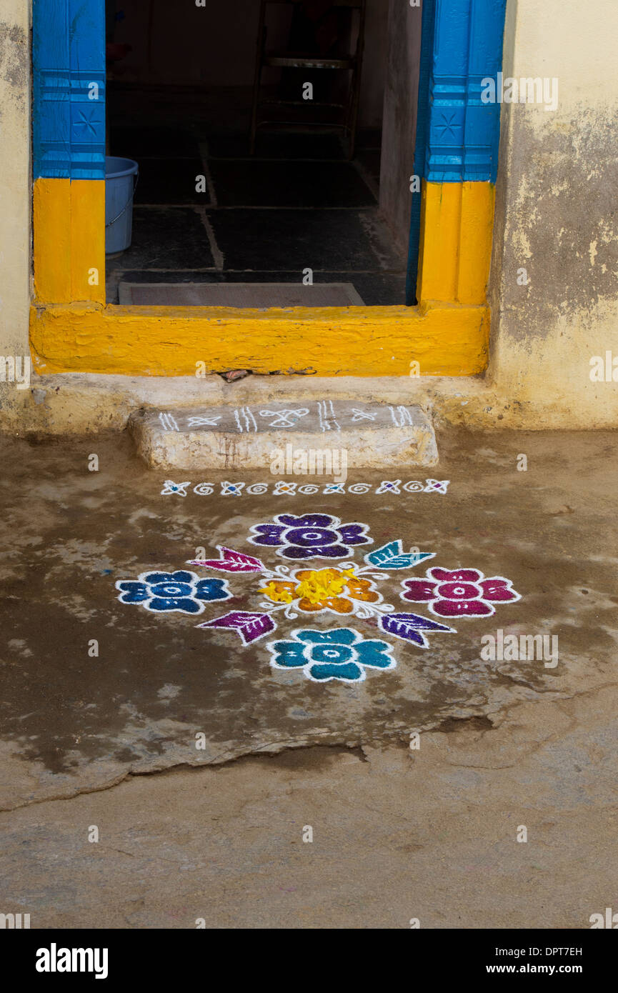 Rangoli festival di polvere colorata design e petali di fiori in un Indiano street Foto Stock