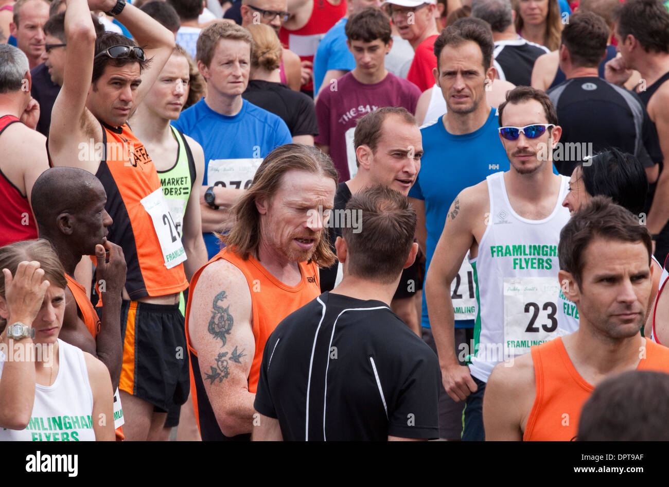 Gli atleti in attesa per l'inizio dell'Framlingham volantini 10km di corsa la gara su strada Foto Stock