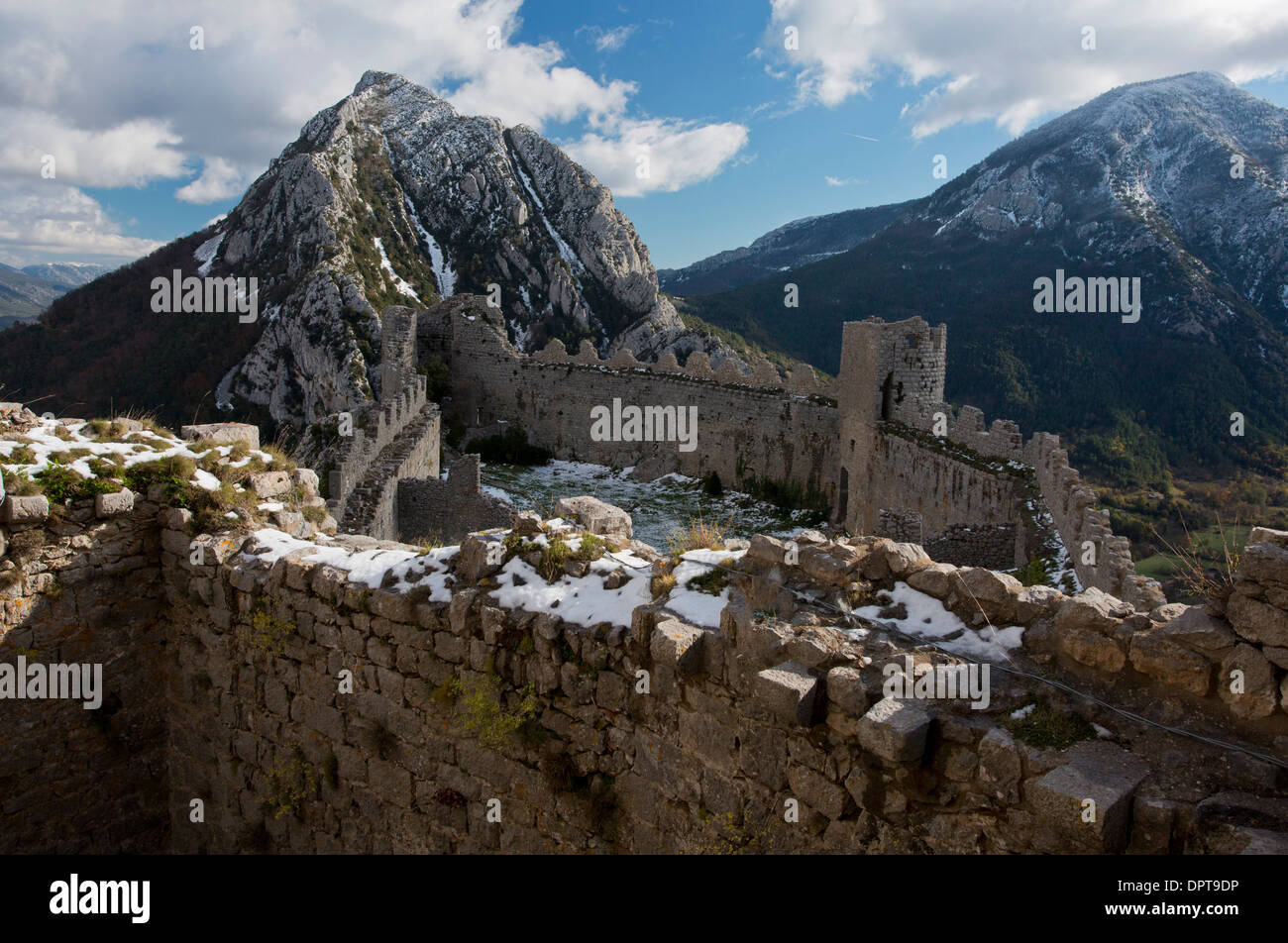 L'antico sito catari di Puilaurens castello / Chateau de Puilaurens ai piedi dei Pirenei francesi in inverno. La Francia. Foto Stock