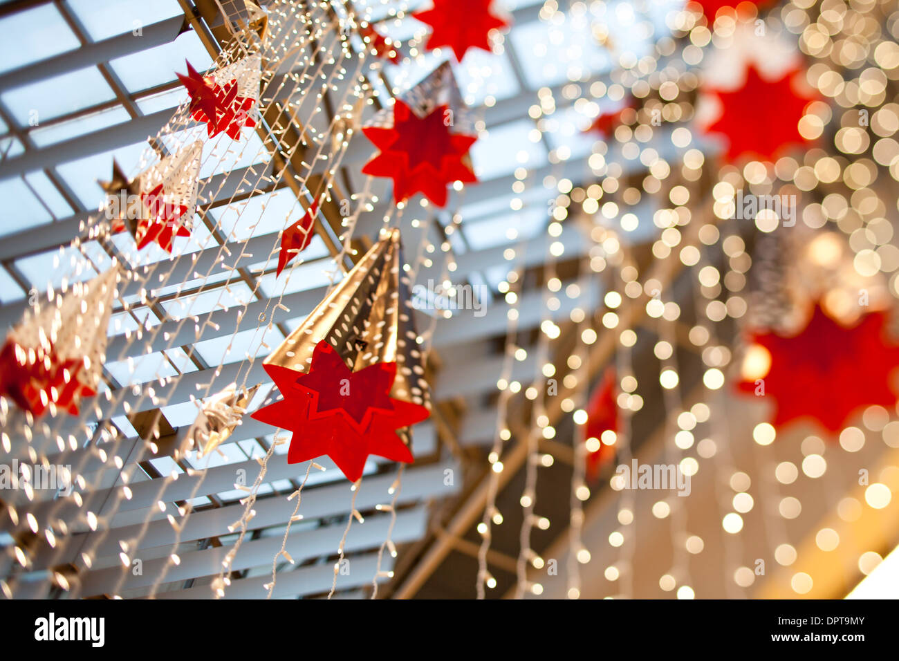 John Lewis shop di natale interior design a Kingston upon Thames Surrey foto scattata con inclinazione obiettivo di cambio Foto Stock