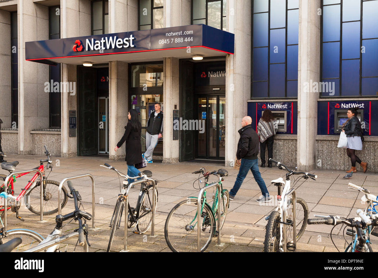 Esterno della NatWest bank filiale di Portsmouth con ATM e portabiciclette. Foto Stock