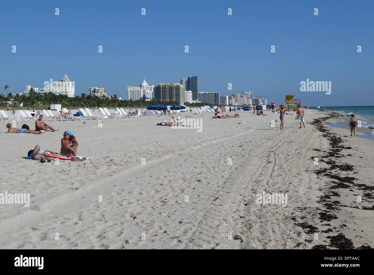 La gente a prendere il sole sulla spiaggia di Miami in Florida Foto Stock