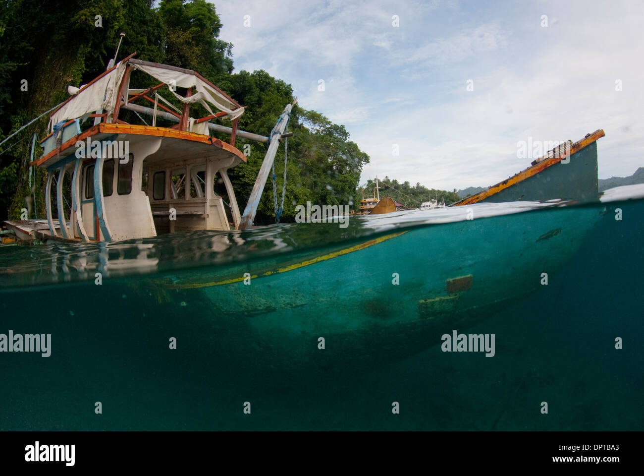 Sunken barca da pesca, Lembeh strait, Sulewesi del Nord, Indonesia. Foto Stock