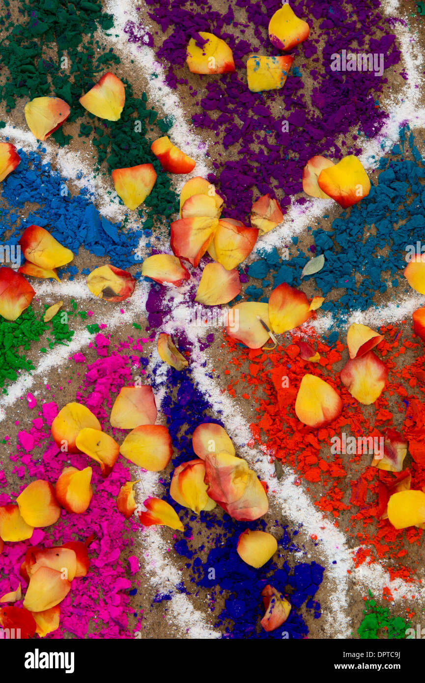 Rangoli festival di polvere colorata design e petali di fiori in un Indiano street Foto Stock