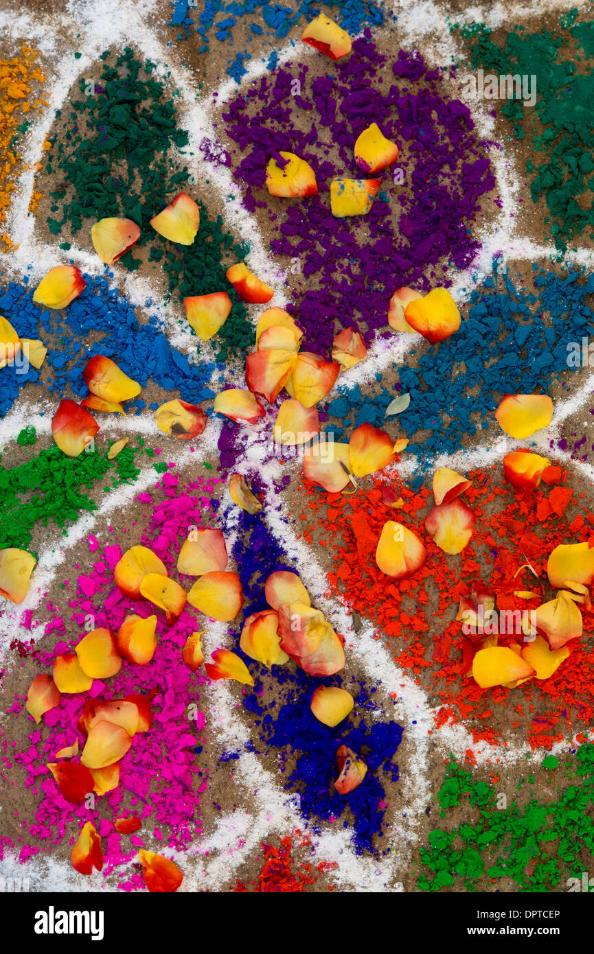 Rangoli festival di polvere colorata design e petali di fiori in un Indiano street Foto Stock