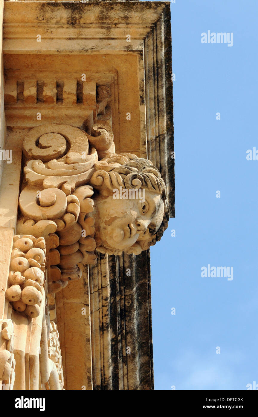 Barocco scolpito balcone supporta del palazzo nicolaci a noto, la città barocca elencati come patrimonio mondiale dall' UNESCO Foto Stock