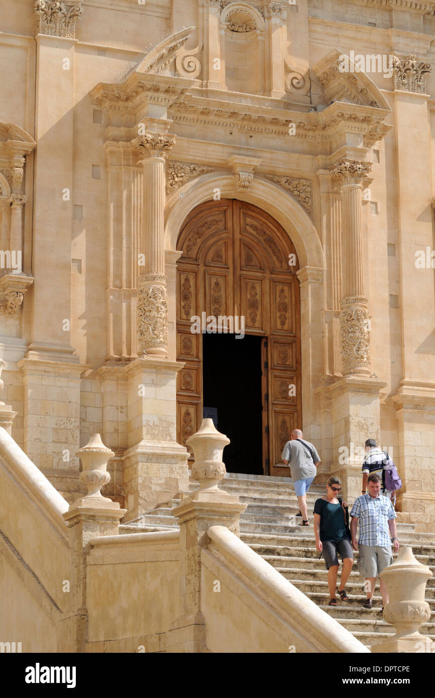 Ingresso alla Cattedrale di San Nicola a noto, la città barocca dichiarata Patrimonio dell'Umanità dall'UNESCO in Sicilia Foto Stock